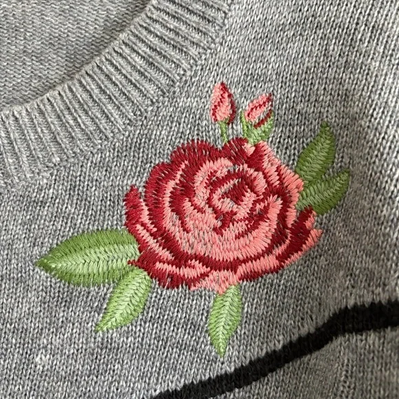 New with tags- Ariat Sharp Shooter Sweater with Floral Embroidery- size Medium - Picture 5 of 8